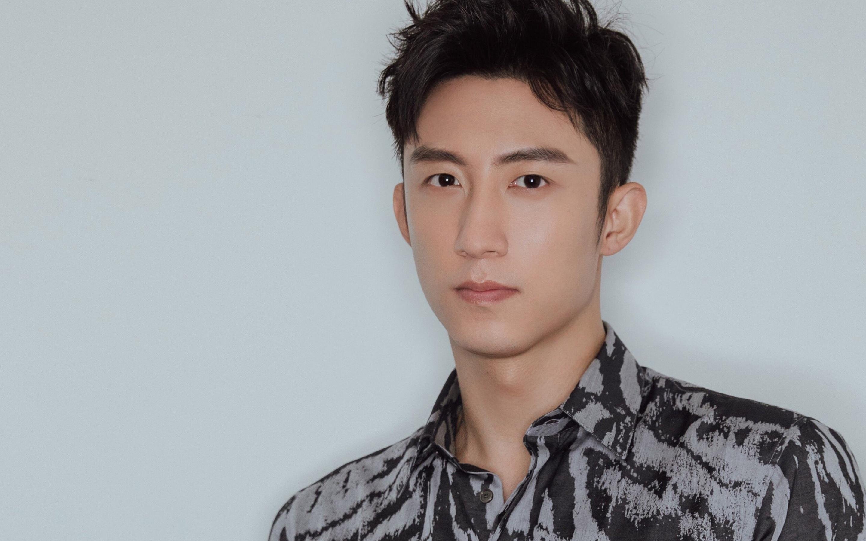 “策略高手:幕后布控的智谋比拼”