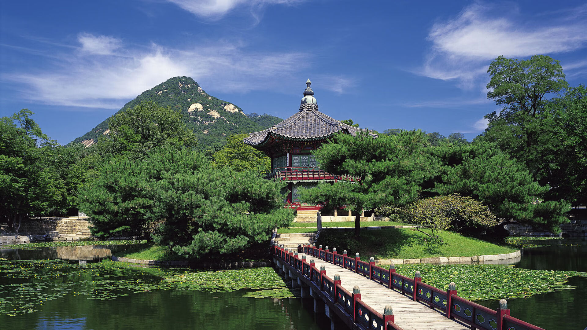 -“简阳文体中心羽毛球赛事：技术高超选手争锋决胜”