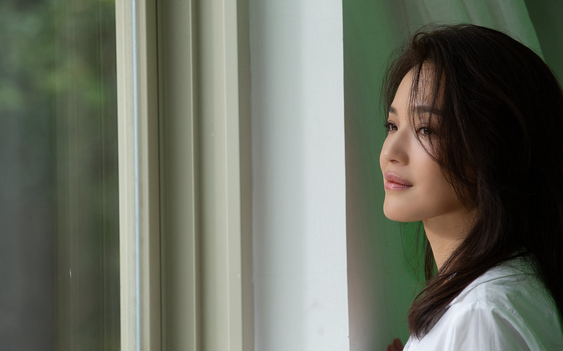 场边替补积极投入热身等待上场时刻展现专业态度与团队精神，替补随时入场